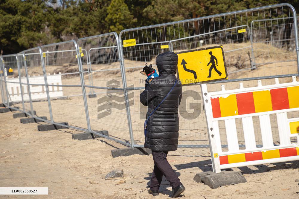 Preparations for the cleanup of oil spill in Stroomi beach