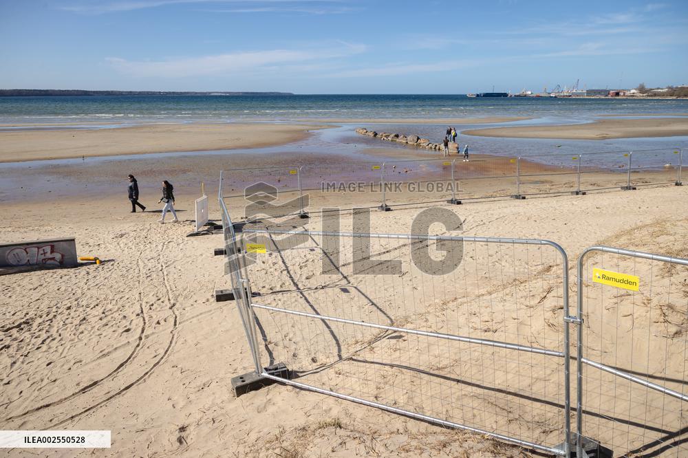 Preparations for the cleanup of oil spill in Stroomi beach