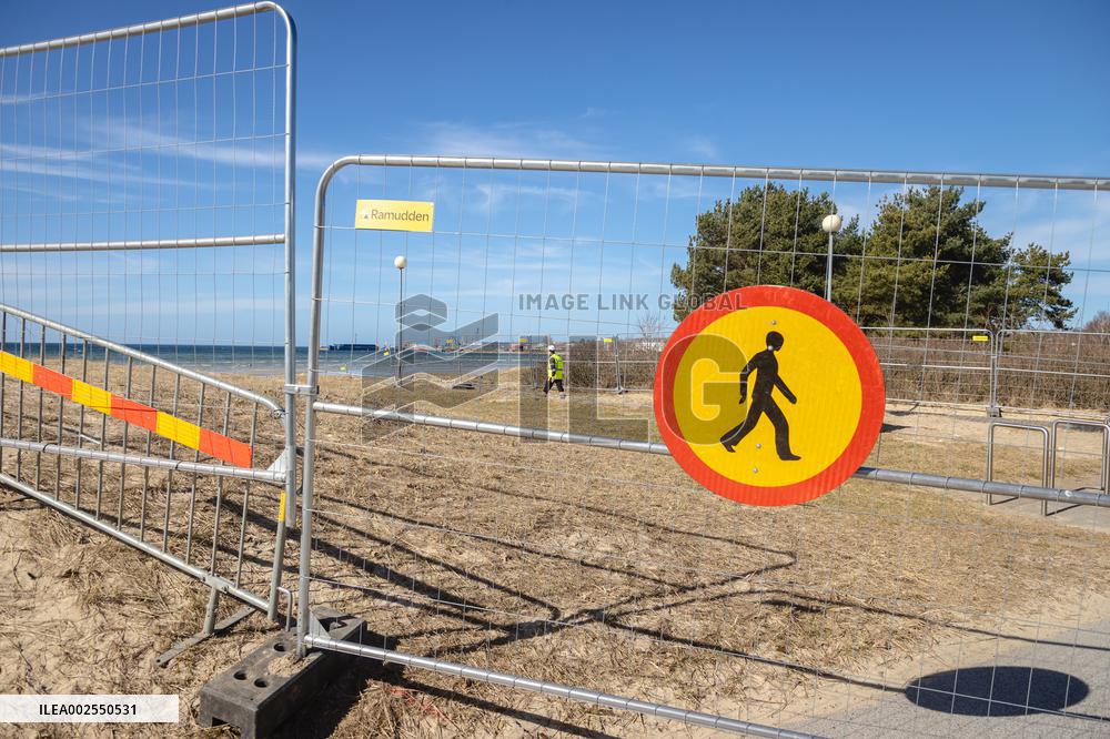 Preparations for the cleanup of oil spill in Stroomi beach