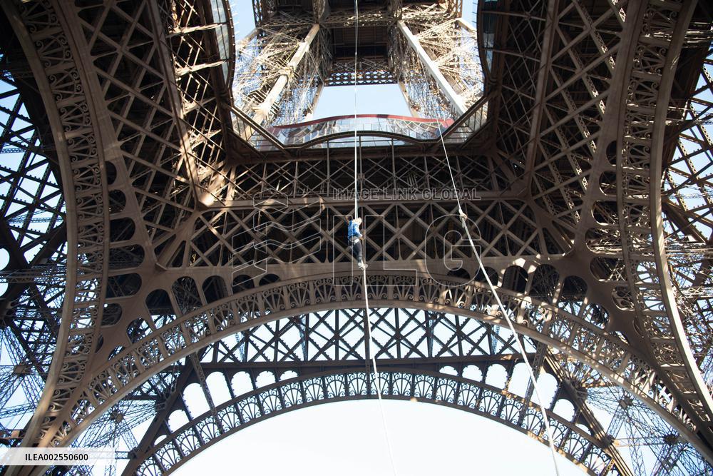 Anouk Garnier Beats The World Record For Rope Climbing The Eiffel Tower - Paris
