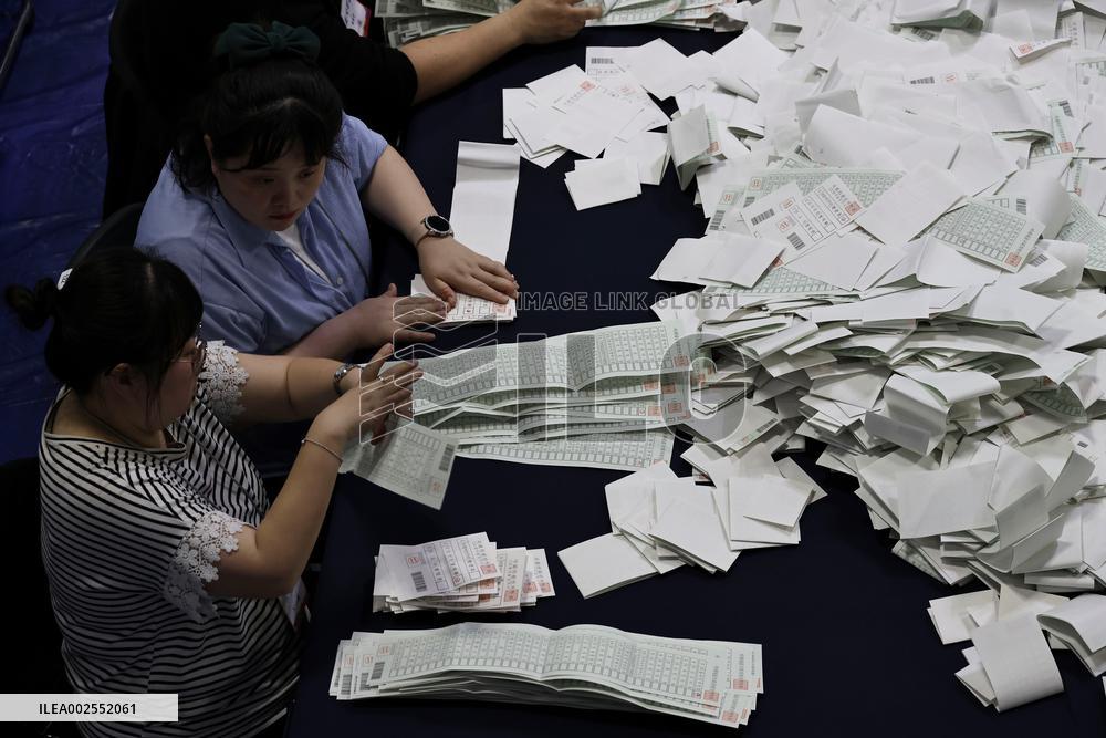 SOUTH KOREA-SEOUL-PARLIAMENTARY ELECTIONS-BALLOT COUNTING