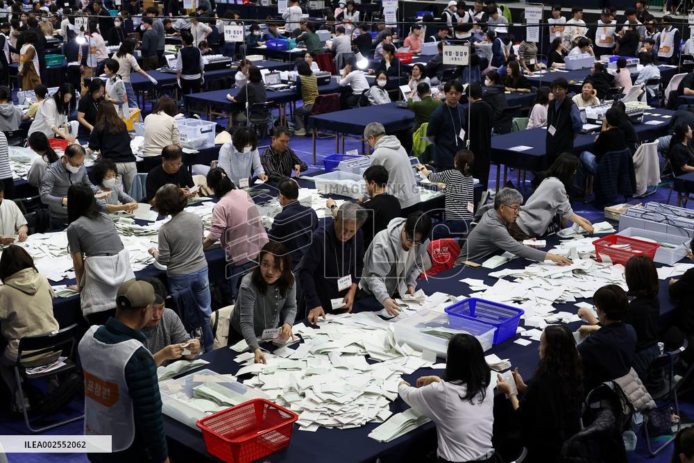SOUTH KOREA-SEOUL-PARLIAMENTARY ELECTIONS-BALLOT COUNTING