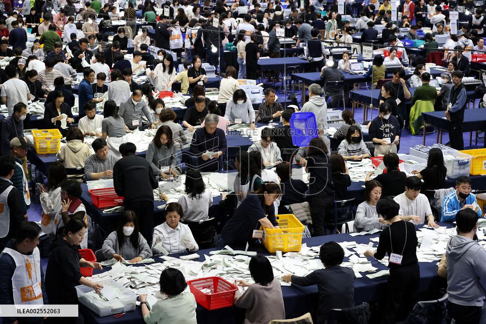 SOUTH KOREA-SEOUL-PARLIAMENTARY ELECTIONS-BALLOT COUNTING