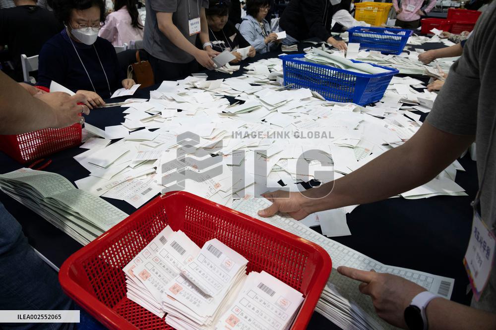 SOUTH KOREA-SEOUL-PARLIAMENTARY ELECTIONS-BALLOT COUNTING