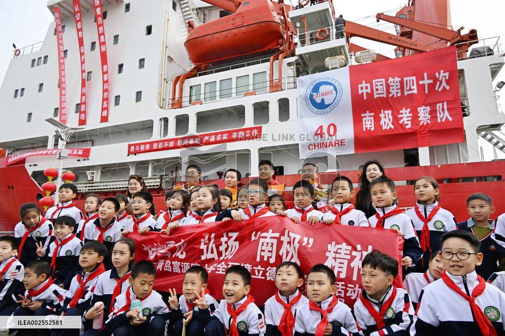 (EyesOnSci)CHINA-SHANDONG-QINGDAO-ICEBREAKER XUELONG-ARRIVAL (CN)