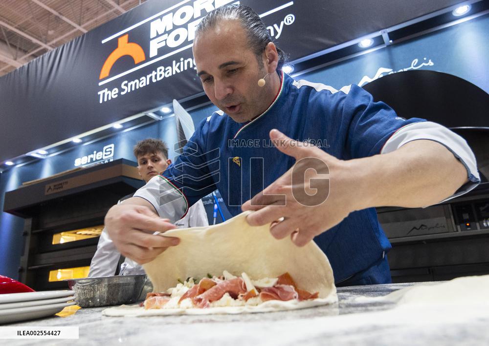 CANADA-TORONTO-RESTAURANTS CANADA SHOW-MASTER PIZZA CLASS