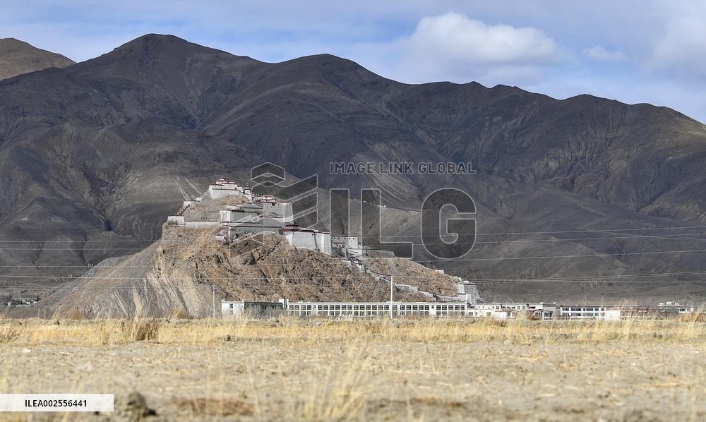 Xinhua Headlines: Looking back at days of heroism, humiliation in "heroic county" on roof of world