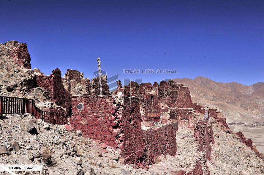 Xinhua Headlines: Looking back at days of heroism, humiliation in "heroic county" on roof of world