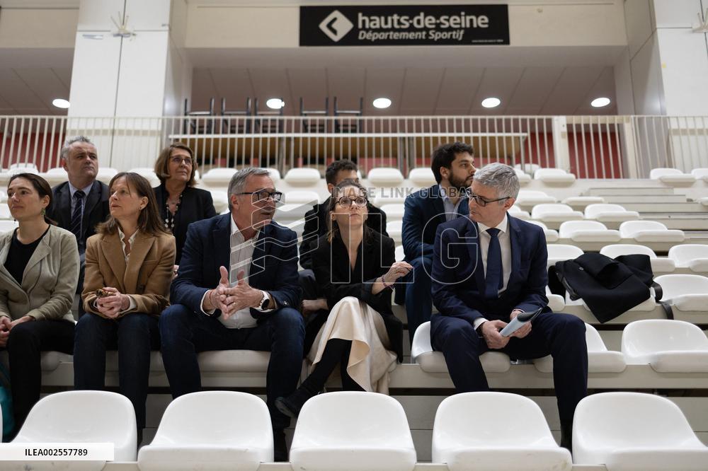 Aurore Berge visits the Paris 92 handball club - Issy-les-Moulineaux
