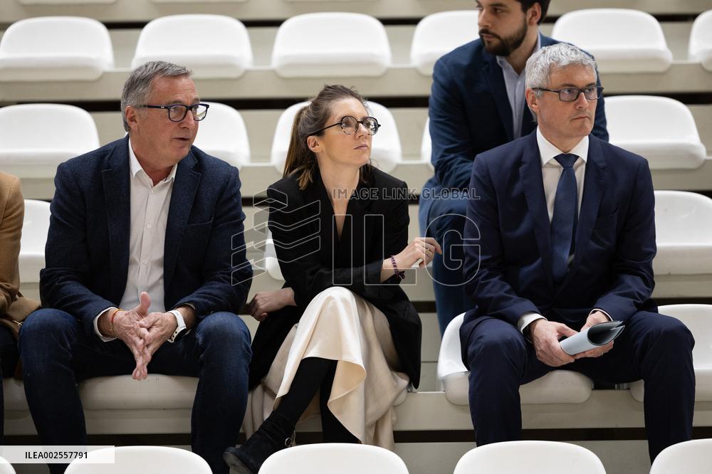 Aurore Berge visits the Paris 92 handball club - Issy-les-Moulineaux