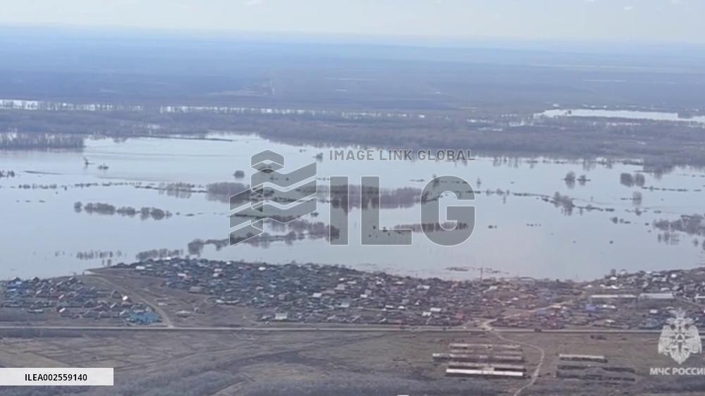 Russian regions grapple with severe flooding amid rising water levels
