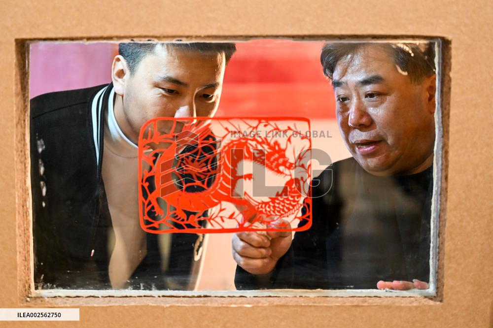 (MASTER OF CRAFTS)CHINA-INNER MONGOLIA-HORINGER PAPER-CUTTING-INHERITOR (CN)