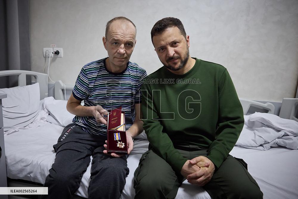 Volodymyr Zelenskyy Visits Military Hospital in Chernivtsi