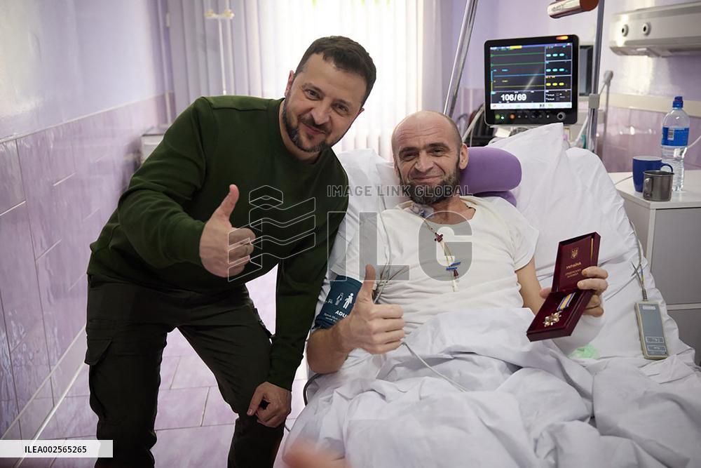 Volodymyr Zelenskyy Visits Military Hospital in Chernivtsi
