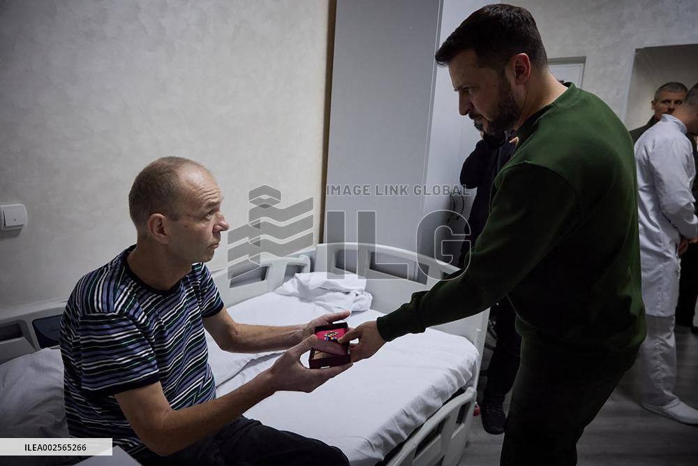 Volodymyr Zelenskyy Visits Military Hospital in Chernivtsi