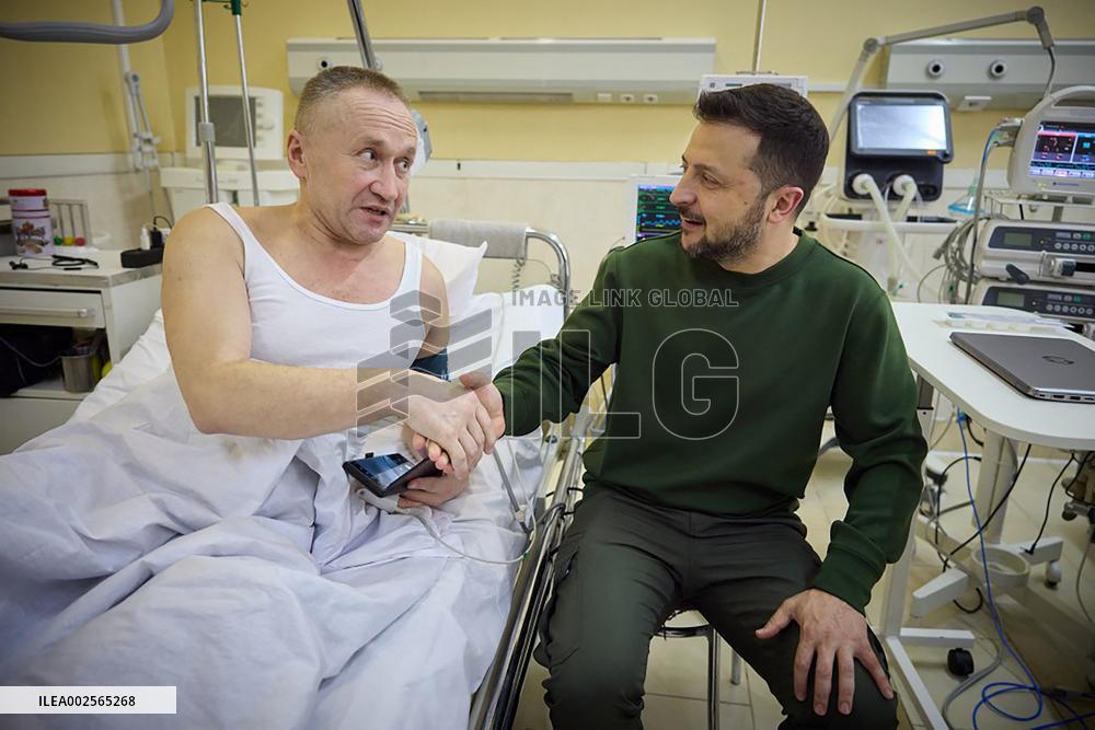 Volodymyr Zelenskyy Visits Military Hospital in Chernivtsi
