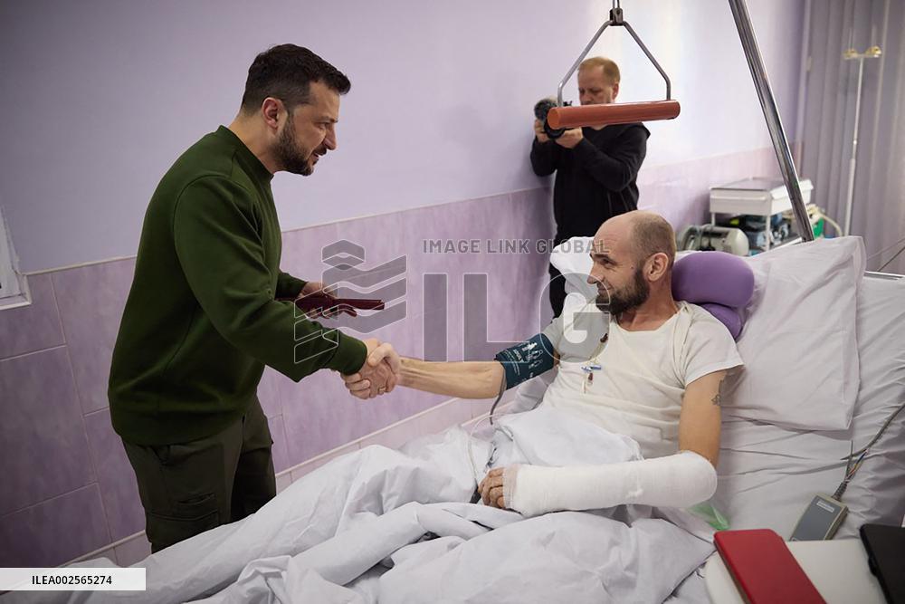 Volodymyr Zelenskyy Visits Military Hospital in Chernivtsi