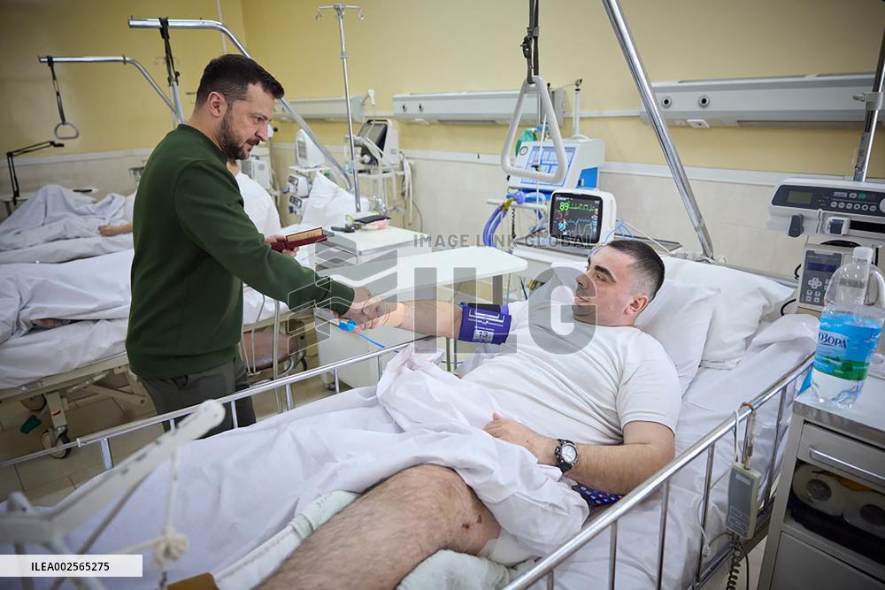 Volodymyr Zelenskyy Visits Military Hospital in Chernivtsi