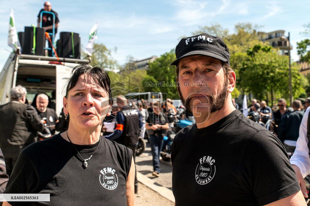 Protesting against the introduction of roadworthiness tests for motorised two wheelers - Paris