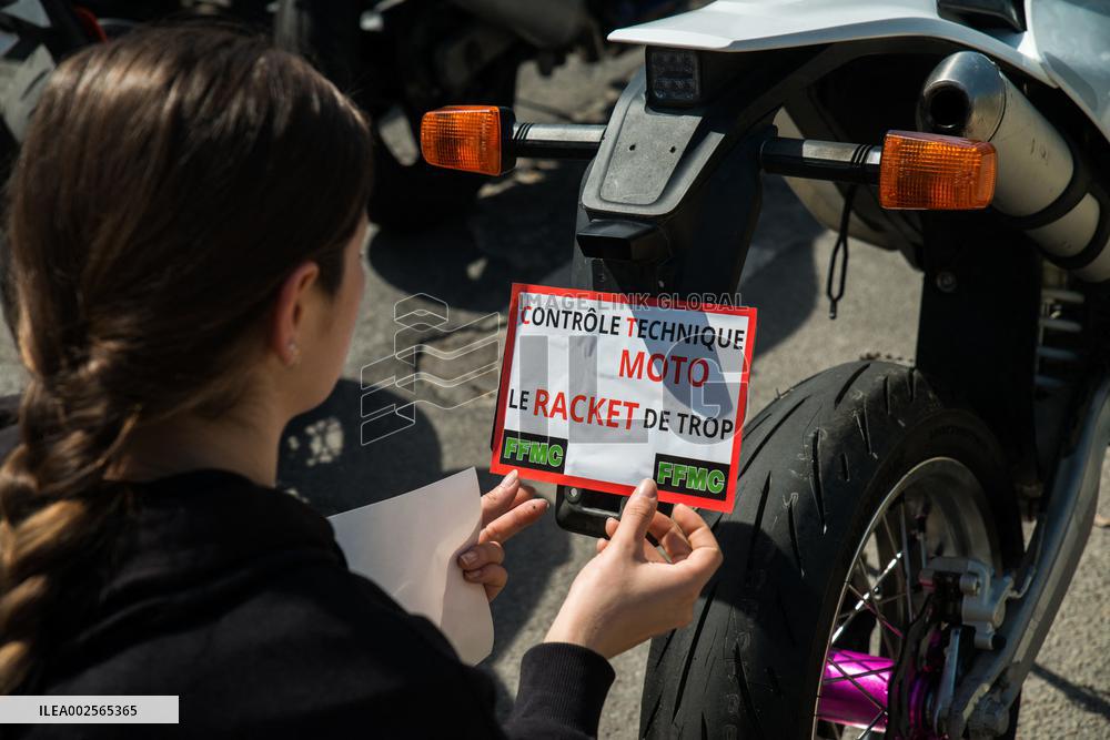 Protesting against the introduction of roadworthiness tests for motorised two wheelers - Paris