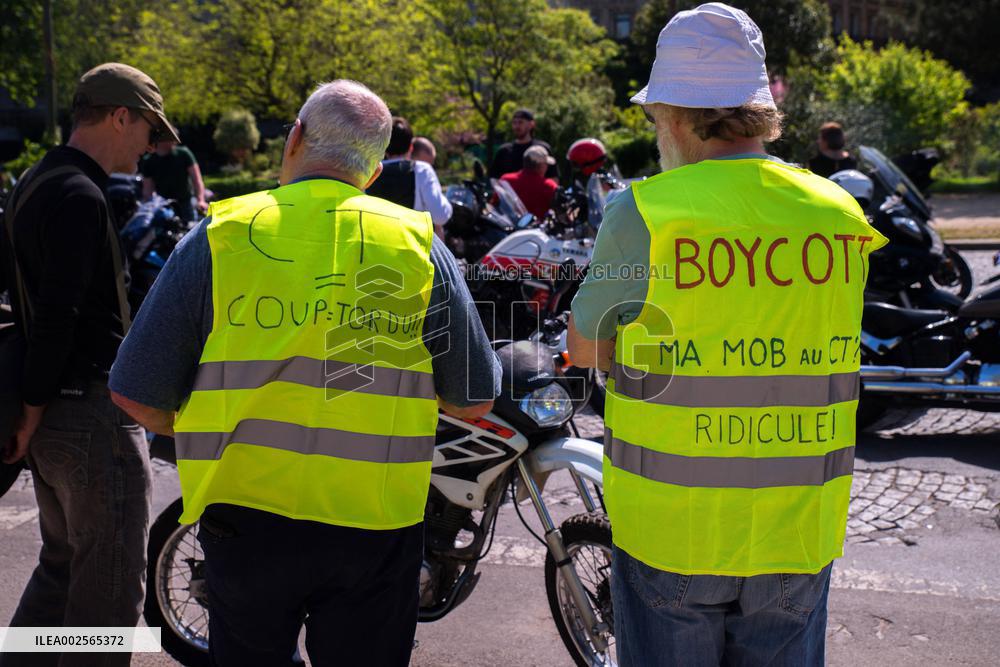 Protesting against the introduction of roadworthiness tests for motorised two wheelers - Paris
