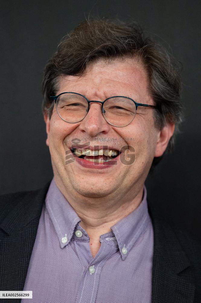 Reims Polar Closing Black Carpet