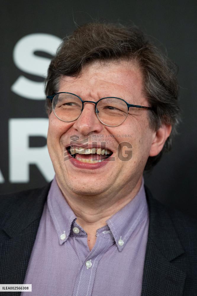 Reims Polar Closing Black Carpet