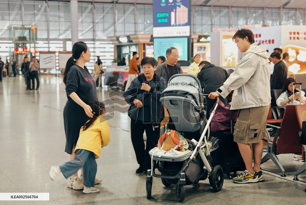 Passengers Hustle at Changsha South Station