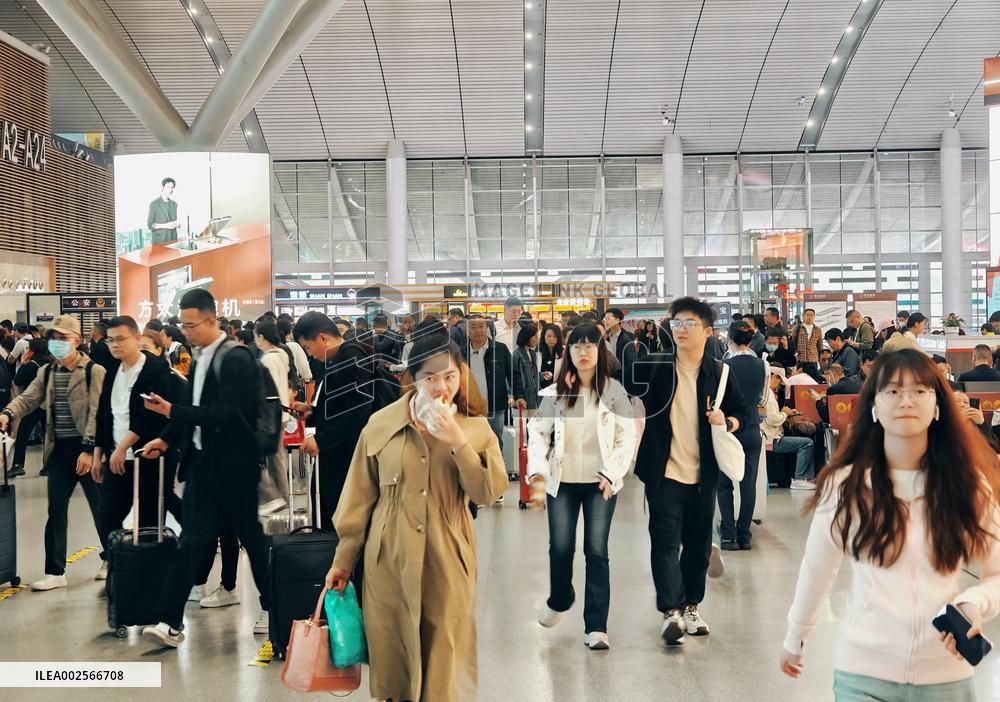 Passengers Hustle at Changsha South Station