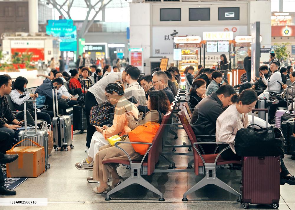 Passengers Hustle at Changsha South Station