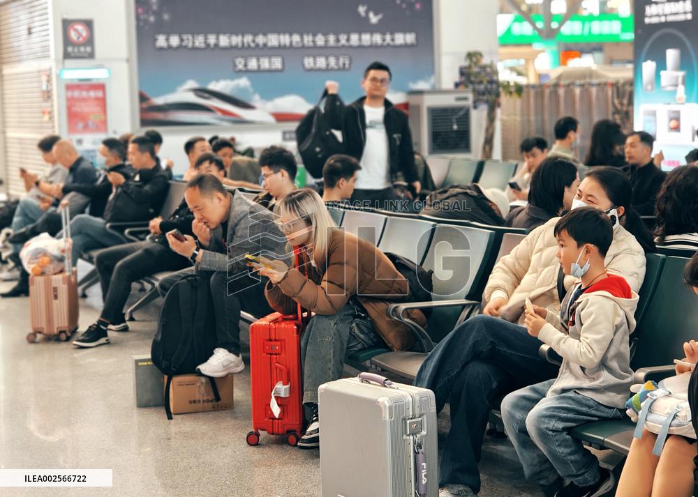 Passengers Hustle at Changsha South Station