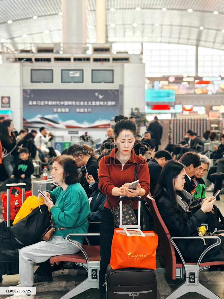 Passengers Hustle at Changsha South Station