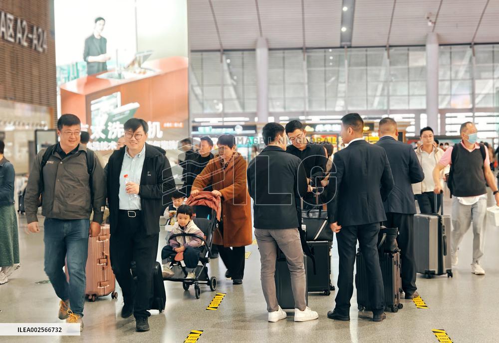Passengers Hustle at Changsha South Station