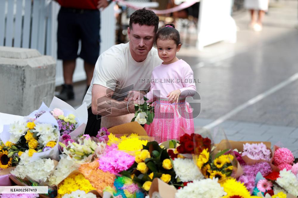 AUSTRALIA-SYDNEY-SHOPPING CENTER-ATTACK-MOURNING