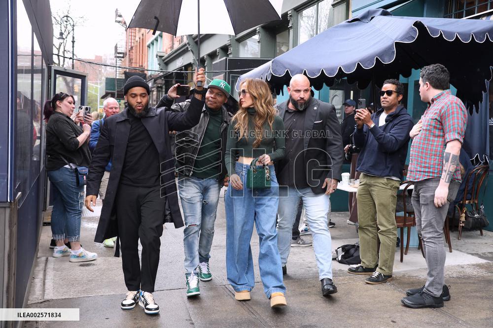 Jennifer Lopez Heads To Lunch With Matt Damon - NYC