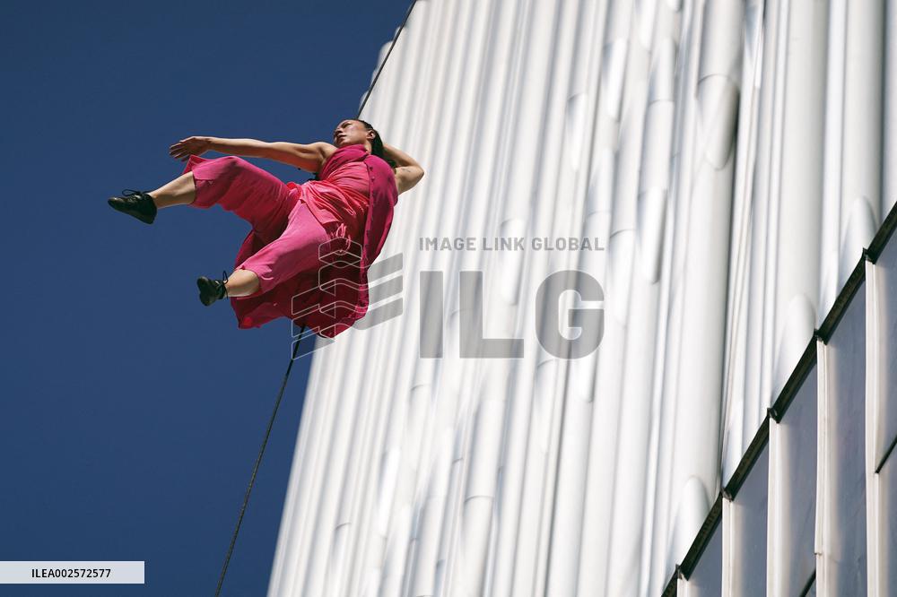 Bandaloop Vertical Dancers Show - Dallas