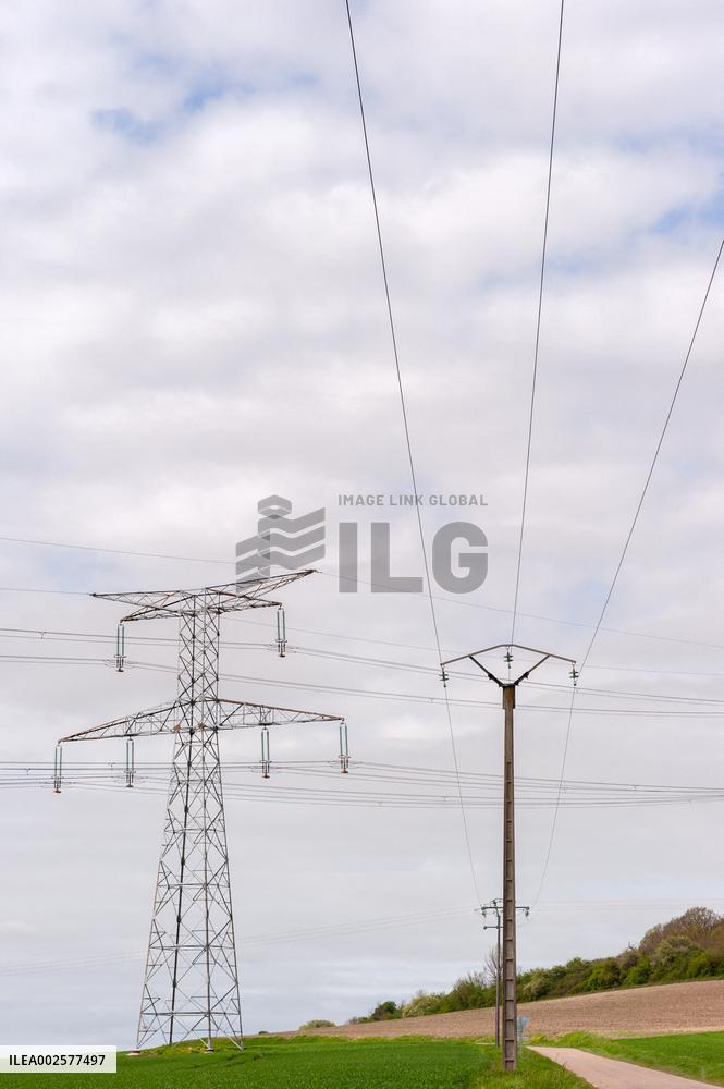 Electricity Pylons And Nuclear Power Stations - Nogent-sur-Seine
