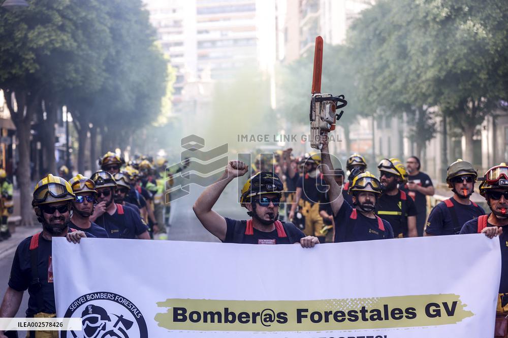 Forest firefighters demonstrate - Valencia