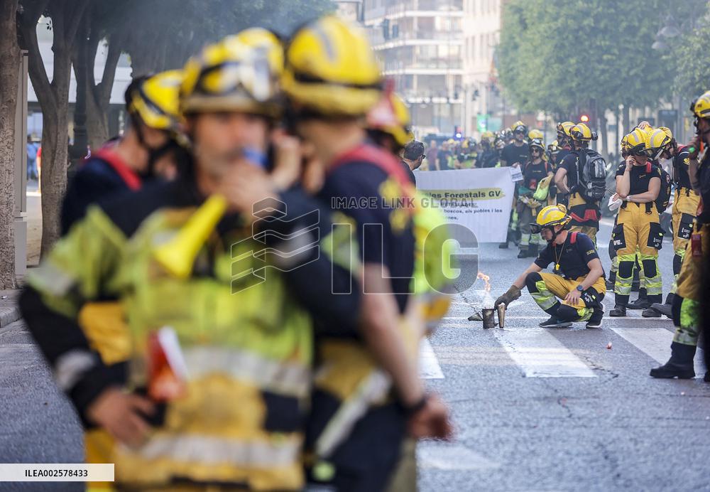 Forest firefighters demonstrate - Valencia