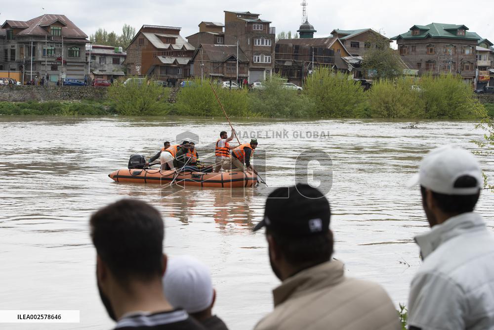 KASHMIR-SRINAGAR-BOAT-ACCIDENT