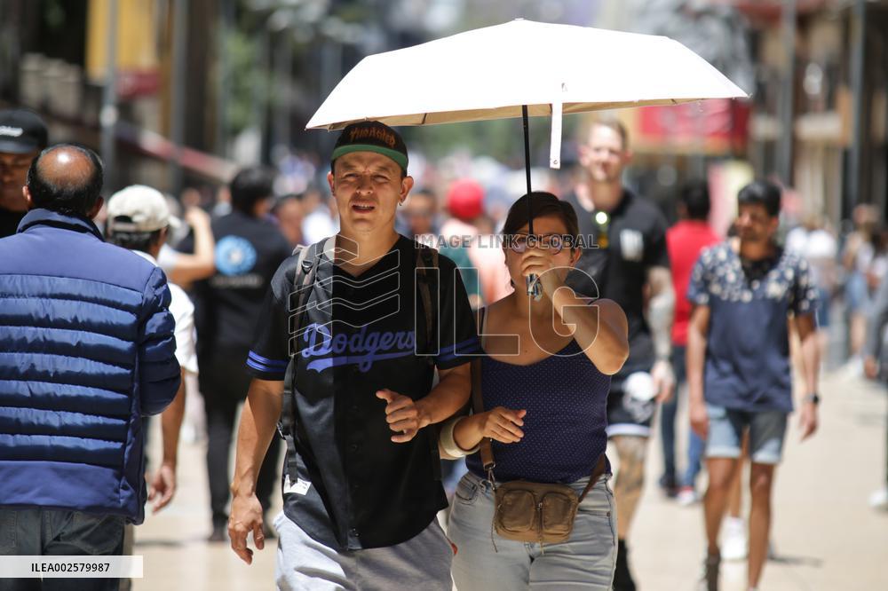 MEXICO-MEXICO CITY-HEAT WAVE