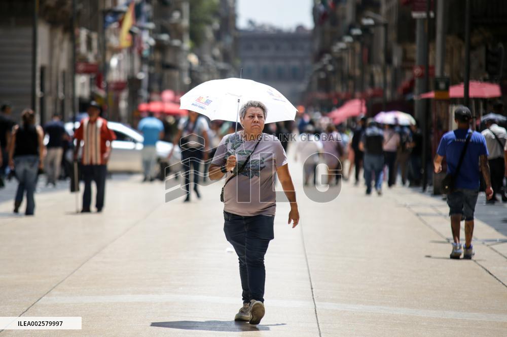 MEXICO-MEXICO CITY-HEAT WAVE