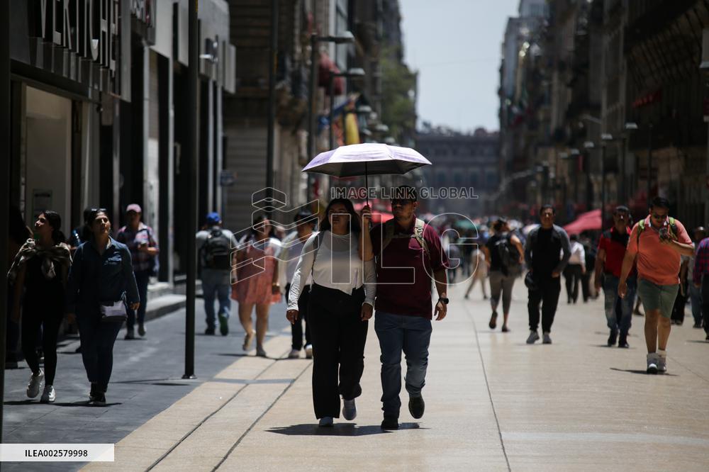 MEXICO-MEXICO CITY-HEAT WAVE