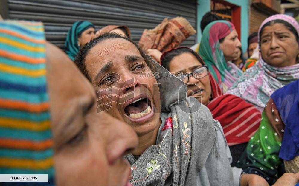 6 Dead After Boat Overturns In Srinagar - India