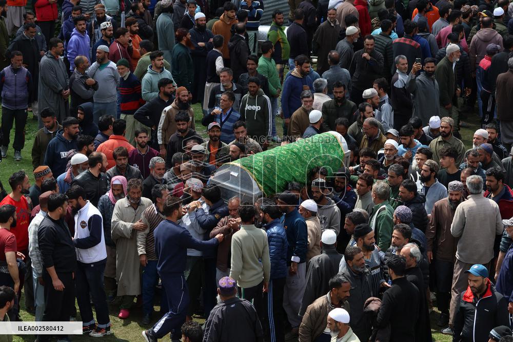 6 Dead After Boat Overturns In Srinagar - India