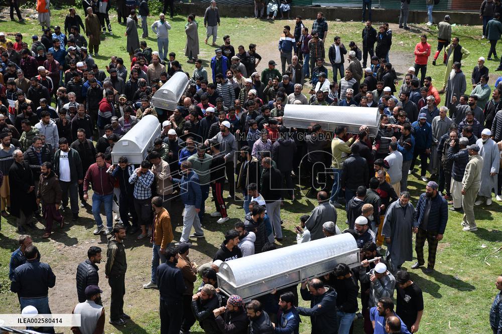 6 Dead After Boat Overturns In Srinagar - India