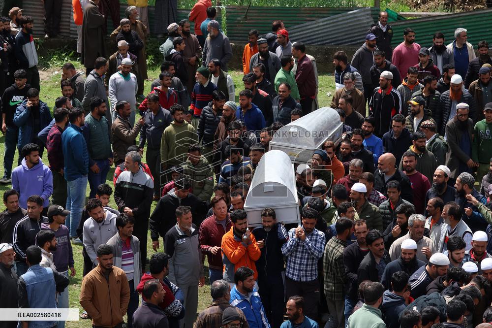6 Dead After Boat Overturns In Srinagar - India