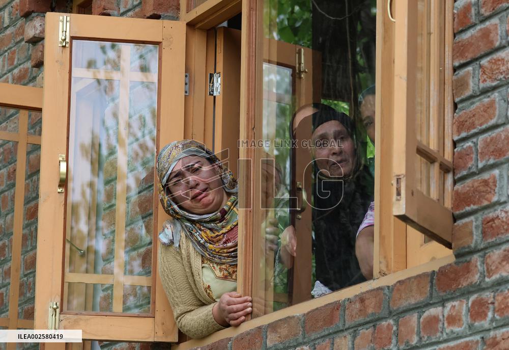 6 Dead After Boat Overturns In Srinagar - India