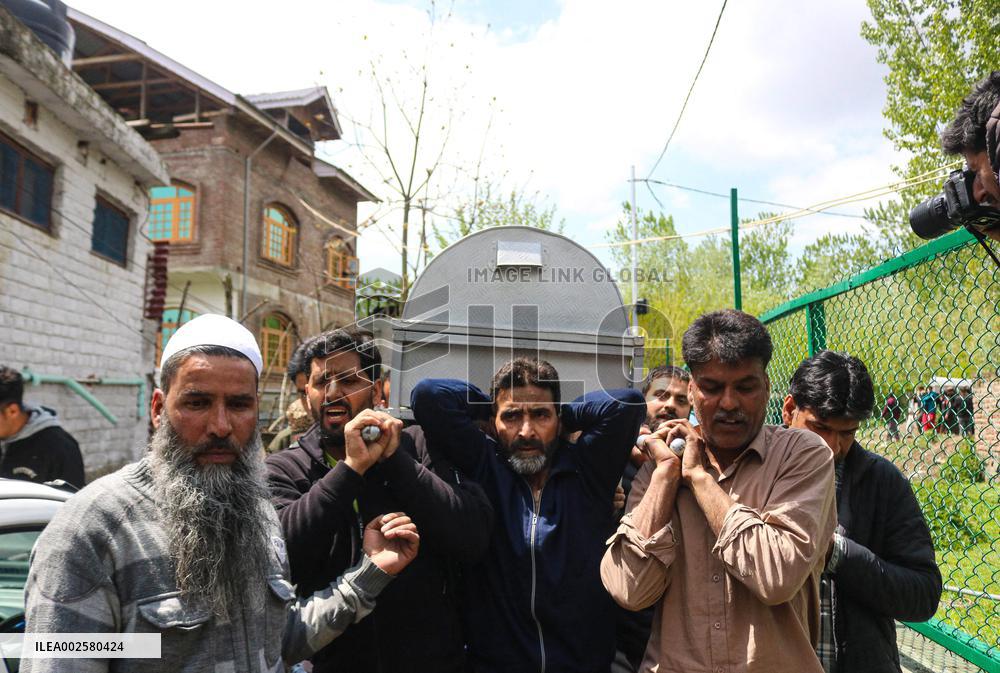 6 Dead After Boat Overturns In Srinagar - India