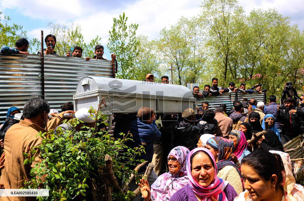 6 Dead After Boat Overturns In Srinagar - India